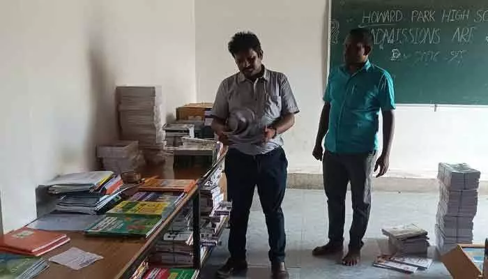 ప్రజావాణి ఫిర్యాదు పై ఎంఈఓ ఆకస్మిక తనిఖీలు ప్రజావాణి ఫిర్యాదు పై ఎంఈఓ ఆకస్మిక తనిఖీలు