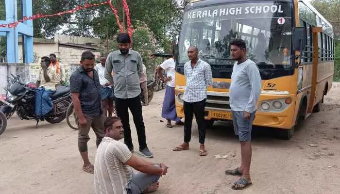 ప్రైవేట్ స్కూల్ బస్సుల అడ్డగింత ప్రైవేట్ స్కూల్ బస్సుల అడ్డగింత
