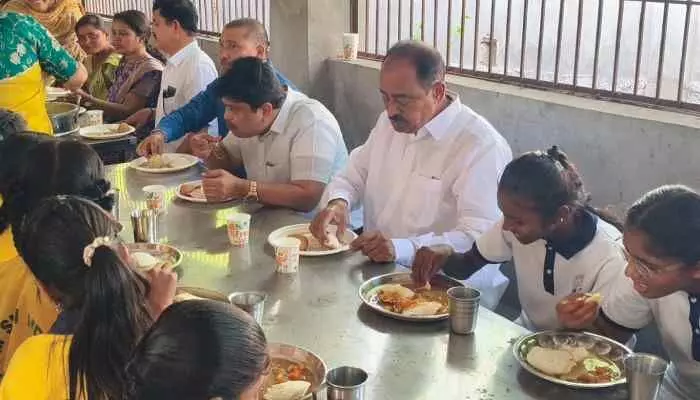 విద్యార్థులతో కలిసి టిఫిన్ చేసిన రేవూరి ప్రకాశ్ రెడ్డి విద్యార్థులతో కలిసి టిఫిన్ చేసిన రేవూరి ప్రకాశ్ రెడ్డి