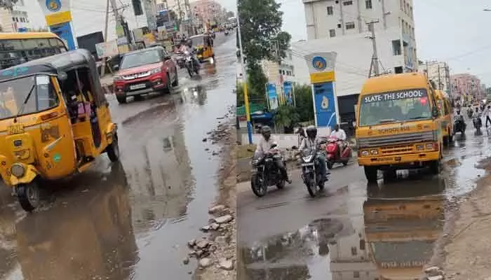 మురుగు ప్రవాహంతో టీకేఆర్ కాలేజీ రహదారి దయనీయ స్థితి మురుగు ప్రవాహంతో టీకేఆర్ కాలేజీ రహదారి దయనీయ స్థితి