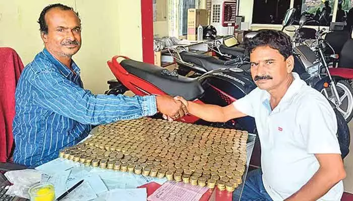 రూ.10 కాయిన్లతో బైక్ కొన్న తెలంగాణ వ్యక్తి... వీడియో వైరల్ రూ.10 కాయిన్లతో బైక్ కొన్న తెలంగాణ వ్యక్తి... వీడియో వైరల్