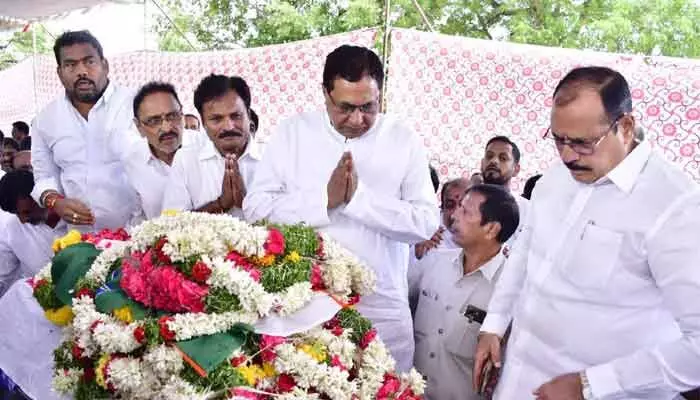 ప్రజల అశ్రునయనాల మధ్య ప్రజానేతకు తుది వీడ్కోలు ప్రజల అశ్రునయనాల మధ్య ప్రజానేతకు తుది వీడ్కోలు