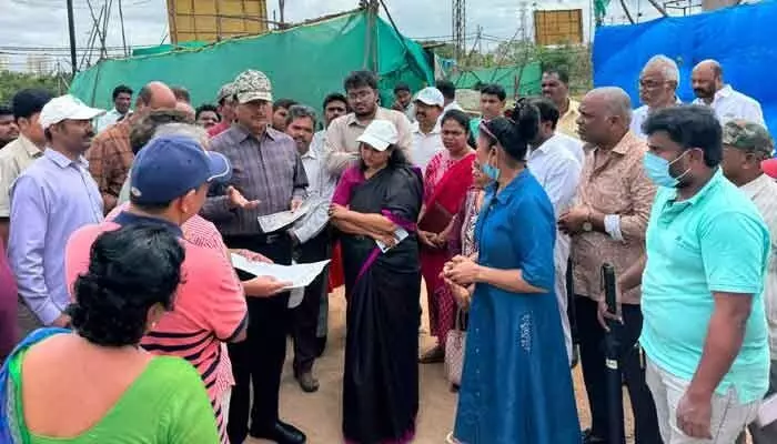 గచ్చిబౌలి ఎఫ్ సి ఐ లేఅవుట్ ను సందర్శించిన హైడ్రా, సిఎంసి కమిషనర్లు గచ్చిబౌలి ఎఫ్ సి ఐ లేఅవుట్ ను సందర్శించిన హైడ్రా, సిఎంసి కమిషనర్లు