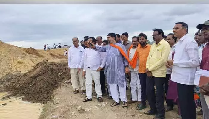 పెద్దవాగు అభివృద్ధి పనులను పరిశీలించిన ఎంపీ పెద్దవాగు అభివృద్ధి పనులను పరిశీలించిన ఎంపీ