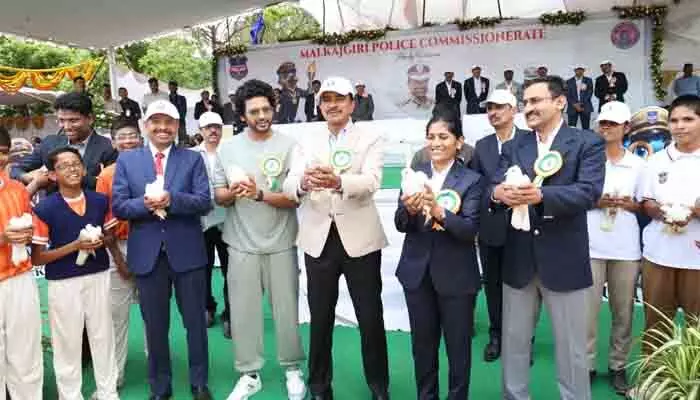 పోలీసుల ఫిట్నెస్కు క్రీడలే బలమైన పునాది : డీజీపీ సి.వి. ఆనంద్ పోలీసుల ఫిట్నెస్కు క్రీడలే బలమైన పునాది : డీజీపీ సి.వి. ఆనంద్
