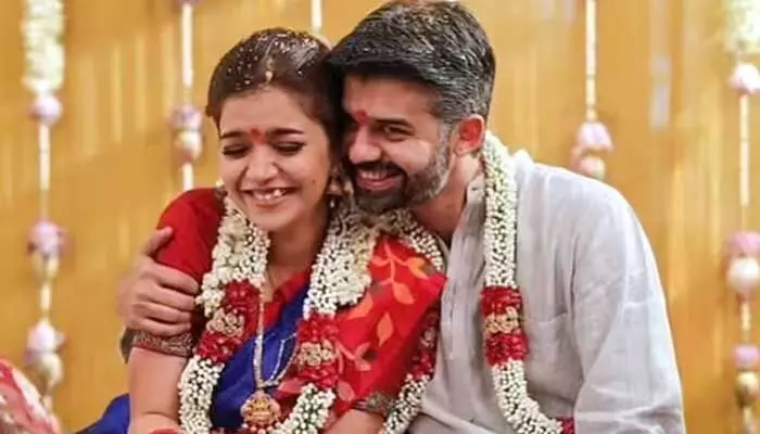దర్శకుడిని రెండో పెళ్లి చేసుకున్న కలర్ స్వాతి.. SMలో ఫొటోలు వైరల్ దర్శకుడిని రెండో పెళ్లి చేసుకున్న కలర్ స్వాతి.. SMలో ఫొటోలు వైరల్