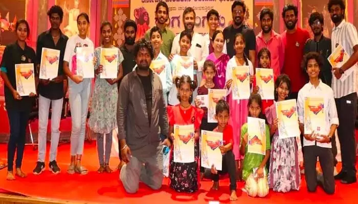 ఘనంగా ముగిసిన ‘41 రోజుల చిల్డ్రన్ యాక్టింగ్ వర్క్షాప్’.. వీర మనోహర్ కావలి ఆసక్తికర వ్యాఖ్యలు ఘనంగా ముగిసిన ‘41 రోజుల చిల్డ్రన్ యాక్టింగ్ వర్క్షాప్’.. వీర మనోహర్ కావలి ఆసక్తికర వ్యాఖ్యలు