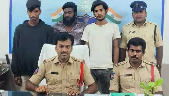 గంజాయి విక్రయిస్తున్న ముగ్గురు నిందితుల అరెస్ట్.. గంజాయి విక్రయిస్తున్న ముగ్గురు నిందితుల అరెస్ట్..