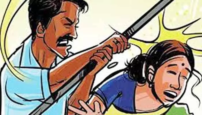 మహిళపై విచక్షణారహితంగా దాడి.. కేసు నమోదు మహిళపై విచక్షణారహితంగా దాడి.. కేసు నమోదు