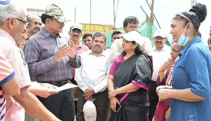 స్టే ఇచ్చినా కొనసాగుతున్న నిర్మాణాలు.. హైడ్రా, సీఎంసీ కమిషనర్లు సీరియస్ స్టే ఇచ్చినా కొనసాగుతున్న నిర్మాణాలు.. హైడ్రా, సీఎంసీ కమిషనర్లు సీరియస్