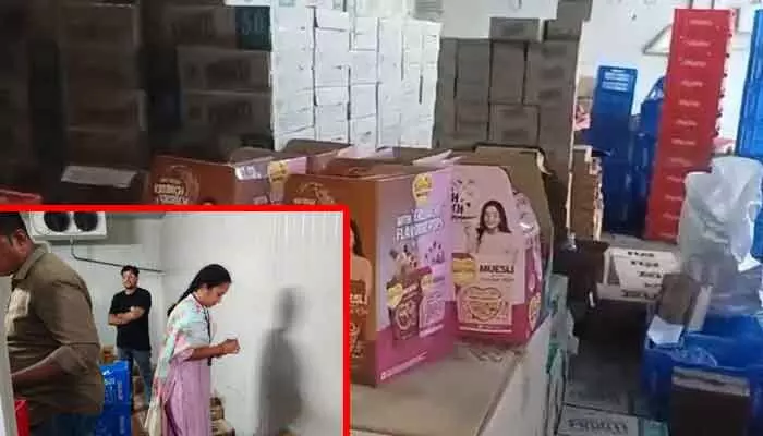 ఫేమస్ డిస్ట్రిబ్యూటర్స్ గోదాంపై హెచ్-ఫాస్ట్, ఫుడ్ సేఫ్టీ అధికారుల దాడులు ఫేమస్ డిస్ట్రిబ్యూటర్స్ గోదాంపై హెచ్-ఫాస్ట్, ఫుడ్ సేఫ్టీ అధికారుల దాడులు