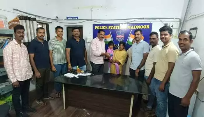 24 గంటల్లో కిడ్నాప్ కేసు ఛేదన.. 6 ఏళ్ల చిన్నారిని కాపాడిన పోలీసులు 24 గంటల్లో కిడ్నాప్ కేసు ఛేదన.. 6 ఏళ్ల చిన్నారిని కాపాడిన పోలీసులు