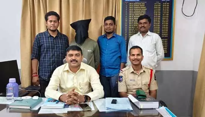 ఇళ్ల తాళాలు పగులగొట్టి చోరీలు.. సీరియల్ దొంగ అరెస్ట్ ఇళ్ల తాళాలు పగులగొట్టి చోరీలు.. సీరియల్ దొంగ అరెస్ట్