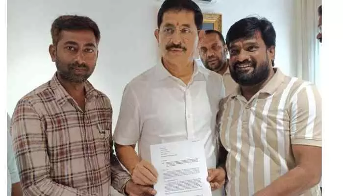 రోడ్డు విస్తరణ బాధితులకు ప్రత్యేక ఇందిరమ్మ ఇళ్లు మంజూరు చేయాలి రోడ్డు విస్తరణ బాధితులకు ప్రత్యేక ఇందిరమ్మ ఇళ్లు మంజూరు చేయాలి