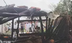షార్ట్సర్క్యూట్తో పశువుల పాక దగ్ధం.. రూ. లక్ష మేర నష్టం షార్ట్సర్క్యూట్తో పశువుల పాక దగ్ధం.. రూ. లక్ష మేర నష్టం