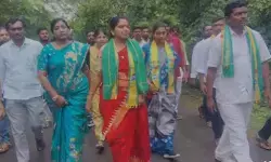 బయ్యారం ఇనుపరాయి గుట్టను పరిశీలించిన కల్వకుంట్ల కవిత బయ్యారం ఇనుపరాయి గుట్టను పరిశీలించిన కల్వకుంట్ల కవిత