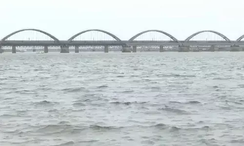 ఎగువ వరదతో గోదావరిలో జలకళ.. గండి పోచమ్మ ఆలయం మూసివేత