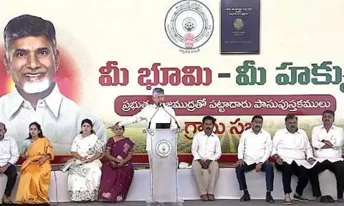 గత ప్రభుత్వం ప్రజలకు శాపం.. పాస్‌ పుస్తకాల పంపిణీలో సీఎం చంద్రబాబు