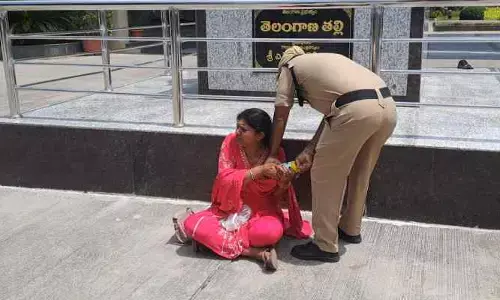 కలెక్టరేట్ వద్ద పురుగుల మందు డబ్బాతో మహిళ హల్చల్