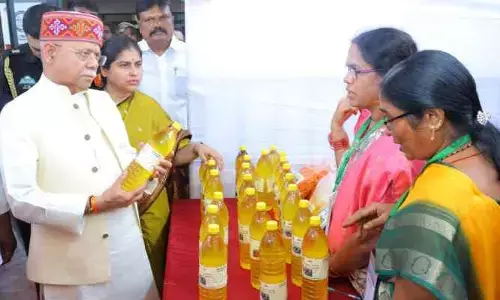 స్వయం సహాయక సంఘాల ఉత్పత్తులపై గవర్నర్ ప్రశంసలు