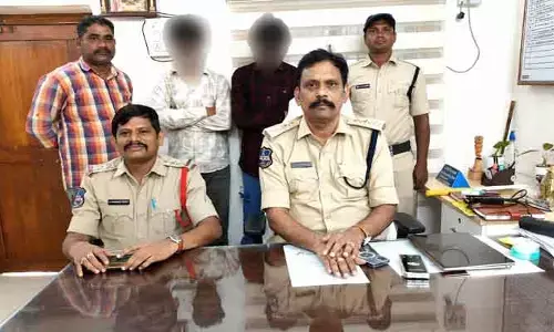 మెదరబస్తీలో గంజాయి సేవిస్తూ పట్టుబడిన ఇద్దరు యువకులు