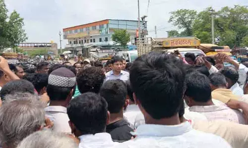 మొలకెత్తని సోయా.. ధర్నాకు దిగిన రైతులు..!