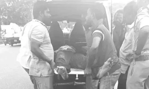 వేములవాడ-కరీంనగర్ రహదారిపై రోడ్డు ప్రమాదం, నలుగురు మృతి