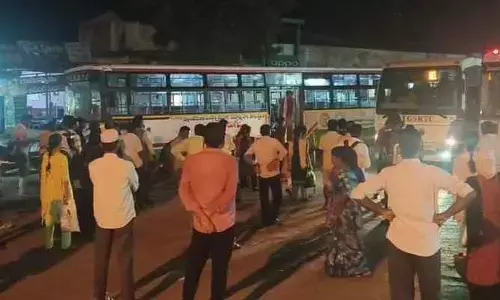 ​హుజురాబాద్ బస్టాండ్‌లో ప్రయాణికుల ఆందోళన, 3 గంట‌లుగా !