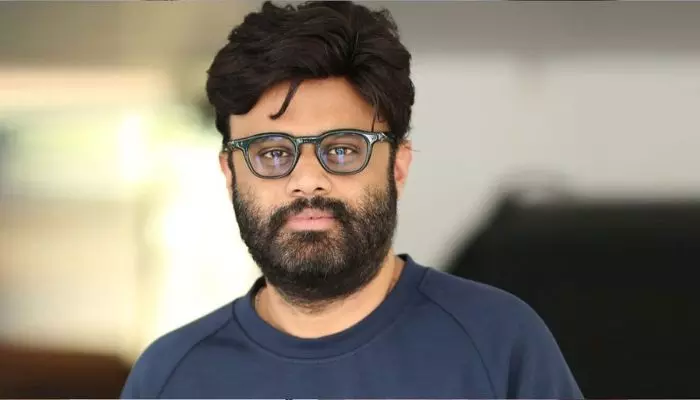 లైవ్లోనే శ్రీలీలపై సెటైర్లు వేసిన నాగ వంశీ లైవ్లోనే శ్రీలీలపై సెటైర్లు వేసిన నాగ వంశీ