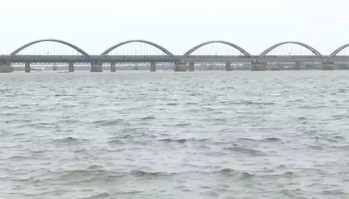 ఎగువ వరదతో గోదావరిలో జలకళ.. గండి పోచమ్మ ఆలయం మూసివేత ఎగువ వరదతో గోదావరిలో జలకళ.. గండి పోచమ్మ ఆలయం మూసివేత