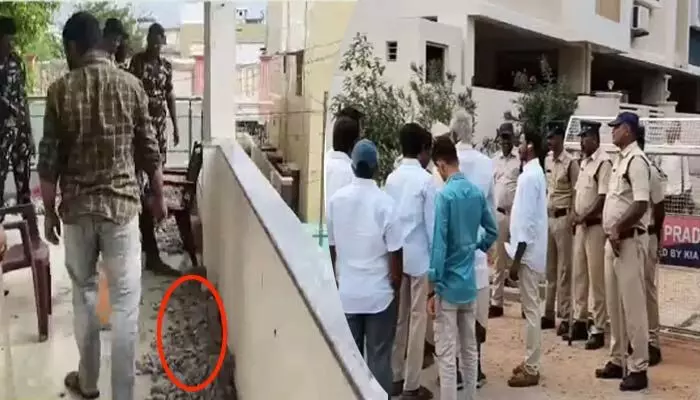 అనంతపురంలో రాజకీయ ఉద్రిక్తత.. ఎంఎస్ రాజు, తోపుదుర్తి ప్రకాశ్రెడ్డి ఇళ్ల వద్ద భారీ పోలీసు బందోబస్తు అనంతపురంలో రాజకీయ ఉద్రిక్తత.. ఎంఎస్ రాజు, తోపుదుర్తి ప్రకాశ్రెడ్డి ఇళ్ల వద్ద భారీ పోలీసు బందోబస్తు