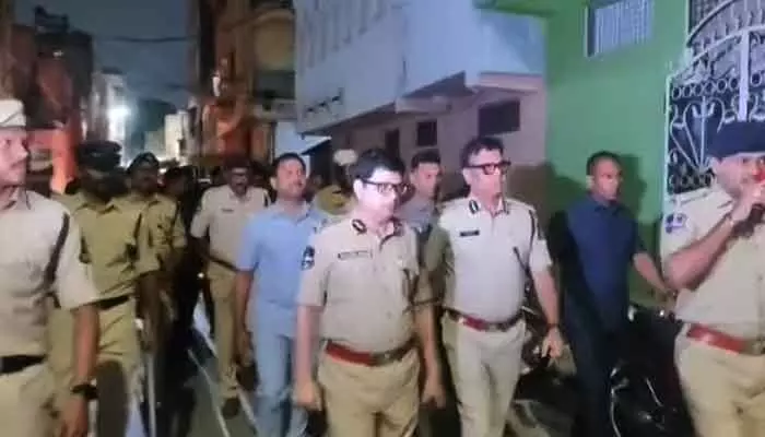 మంగర్ బస్తీలో 1100 మంది పోలీసులతో కార్డెన్ సెర్చ్ ఆపరేషన్.. మంగర్ బస్తీలో 1100 మంది పోలీసులతో కార్డెన్ సెర్చ్ ఆపరేషన్..
