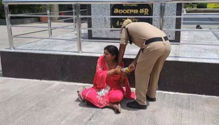 కలెక్టరేట్ వద్ద పురుగుల మందు డబ్బాతో మహిళ హల్చల్ కలెక్టరేట్ వద్ద పురుగుల మందు డబ్బాతో మహిళ హల్చల్