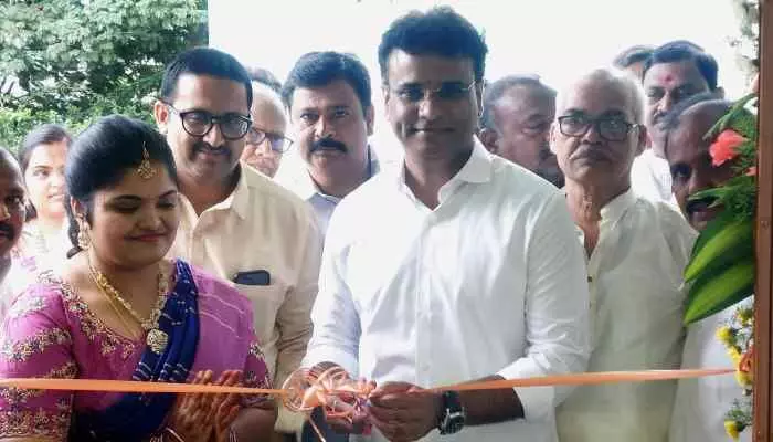 సీల్ చేసిన భవనంలోనే ఆసుపత్రి...ఎమ్మెల్యే చేతుల మీదుగా ప్రారంభం! సీల్ చేసిన భవనంలోనే ఆసుపత్రి...ఎమ్మెల్యే చేతుల మీదుగా ప్రారంభం!