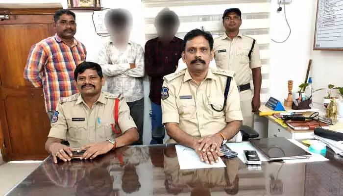 మెదరబస్తీలో గంజాయి సేవిస్తూ పట్టుబడిన ఇద్దరు యువకులు మెదరబస్తీలో గంజాయి సేవిస్తూ పట్టుబడిన ఇద్దరు యువకులు
