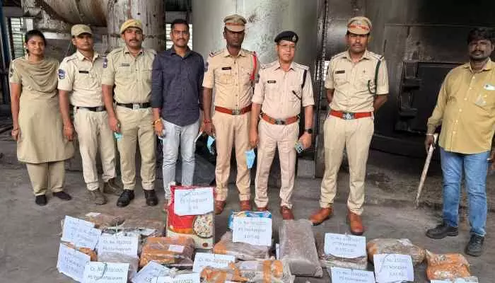 ఎండు గంజాయిని దగ్ధం చేసిన పోలీసులు ఎండు గంజాయిని దగ్ధం చేసిన పోలీసులు