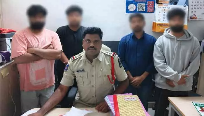 విధుల్లో ఉన్న పోలీసులపై దాడి.. నలుగురిపై కేసు నమోదు విధుల్లో ఉన్న పోలీసులపై దాడి.. నలుగురిపై కేసు నమోదు