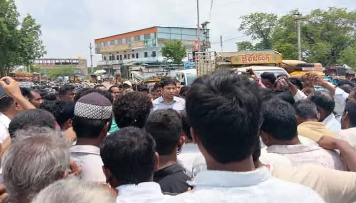 మొలకెత్తని సోయా.. ధర్నాకు దిగిన రైతులు..! మొలకెత్తని సోయా.. ధర్నాకు దిగిన రైతులు..!