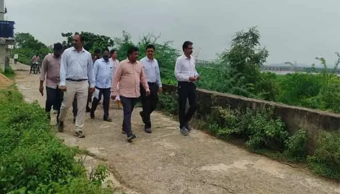 కరకట్ట సందర్శించిన ప్రత్యేక కమిటీ కరకట్ట సందర్శించిన ప్రత్యేక కమిటీ