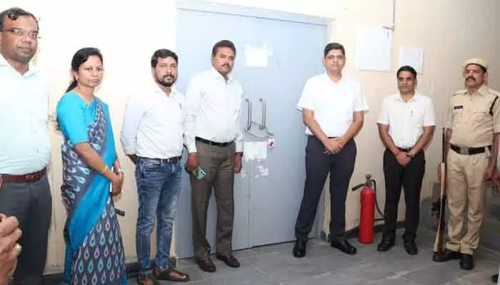 ఈవీఎం గోదాంను పరిశీలించిన జిల్లా కలెక్టర్ ఆశిష్ సాంగ్వాన్ ఈవీఎం గోదాంను పరిశీలించిన జిల్లా కలెక్టర్ ఆశిష్ సాంగ్వాన్