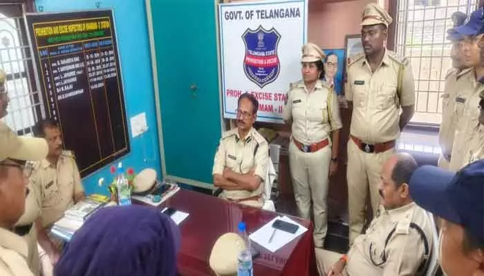 ఖమ్మం-II ఎక్సైజ్ స్టేషన్ను తనిఖీ చేసిన డిప్యూటీ కమిషనర్ సోమిరెడ్డి ఖమ్మం-II ఎక్సైజ్ స్టేషన్ను తనిఖీ చేసిన డిప్యూటీ కమిషనర్ సోమిరెడ్డి