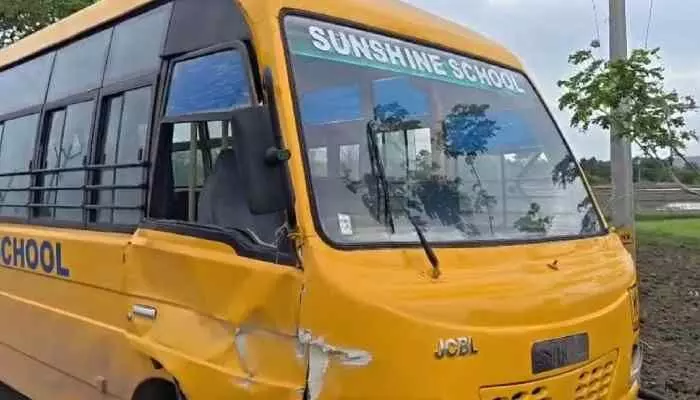 మద్యం మత్తులో స్కూల్ వ్యాన్ డ్రైవర్..తృటిలో తప్పిన ప్రాణాపాయం మద్యం మత్తులో స్కూల్ వ్యాన్ డ్రైవర్..తృటిలో తప్పిన ప్రాణాపాయం