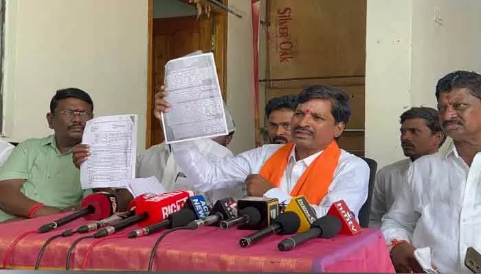 జోగు రామన్న, కంది శ్రీనివాస్ రెడ్డి మ్యాచ్ ఫిక్సింగ్ : బీజేపీ నేతల ఆరోపణ జోగు రామన్న, కంది శ్రీనివాస్ రెడ్డి మ్యాచ్ ఫిక్సింగ్ : బీజేపీ నేతల ఆరోపణ