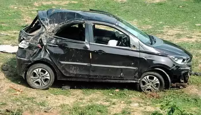 రోడ్డు ప్రమాదంలో ఒకరు మృతి.. నలుగురికి తీవ్ర గాయాలు రోడ్డు ప్రమాదంలో ఒకరు మృతి.. నలుగురికి తీవ్ర గాయాలు