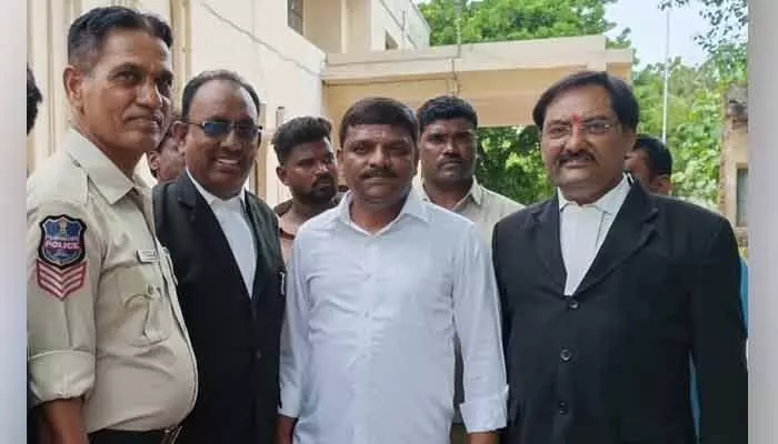 ఆర్మూర్ కోర్టుకు హాజరైన ఎమ్మెల్సీ తీన్మార్ మల్లన్న ఆర్మూర్ కోర్టుకు హాజరైన ఎమ్మెల్సీ తీన్మార్ మల్లన్న