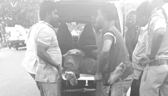 వేములవాడ-కరీంనగర్ రహదారిపై రోడ్డు ప్రమాదం, నలుగురు మృతి వేములవాడ-కరీంనగర్ రహదారిపై రోడ్డు ప్రమాదం, నలుగురు మృతి
