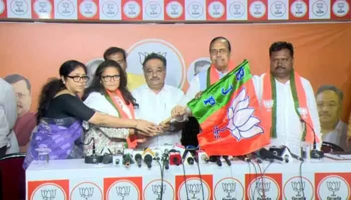 పశ్చిమ బెంగాల్ రాజకీయాల్లో కీలక పరిణామం.. బీజేపీలో చేరిన ముగ్గురు టీఎంసీ (TMC) మాజీ ఎంపీలు! పశ్చిమ బెంగాల్ రాజకీయాల్లో కీలక పరిణామం.. బీజేపీలో చేరిన ముగ్గురు టీఎంసీ (TMC) మాజీ ఎంపీలు!
