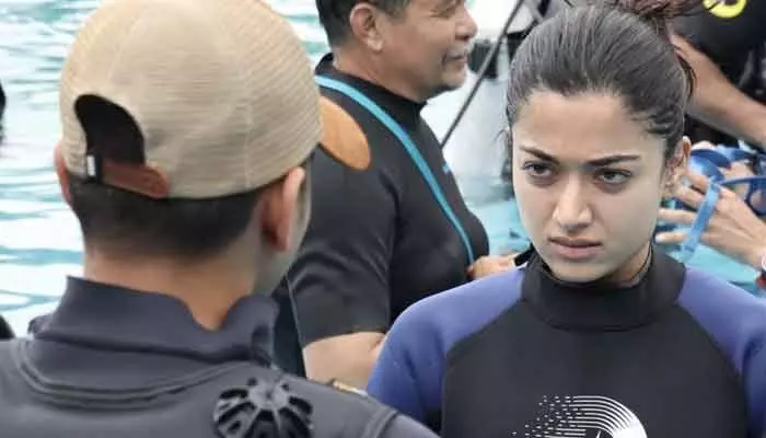 ‘మైసా’ కోసం రష్మిక భారీ సాహసం.. మొట్టమొదటి హీరోయిన్గా రికార్డ్! ‘మైసా’ కోసం రష్మిక భారీ సాహసం.. మొట్టమొదటి హీరోయిన్గా రికార్డ్!