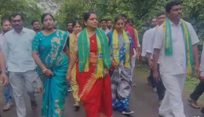 బయ్యారం ఇనుపరాయి గుట్టను పరిశీలించిన కల్వకుంట్ల కవిత బయ్యారం ఇనుపరాయి గుట్టను పరిశీలించిన కల్వకుంట్ల కవిత