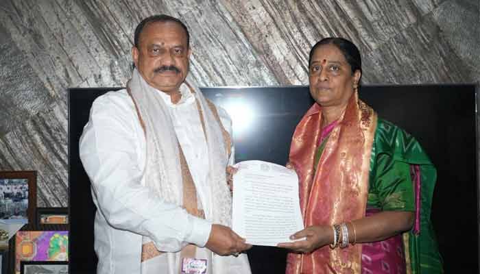 కడియం శ్రీహరి పై టీపీసీసీ చీఫ్‌కు కొండా సురేఖ ఫిర్యాదు